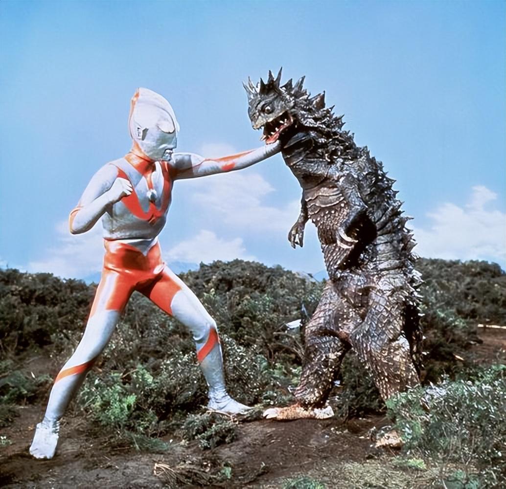 怪兽踩奥特曼大全(怪兽踩奥特曼的脚下)