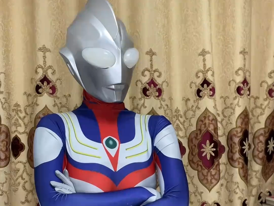 迪迦奥特曼的屁股香(迪迦奥特曼放屁的图片)