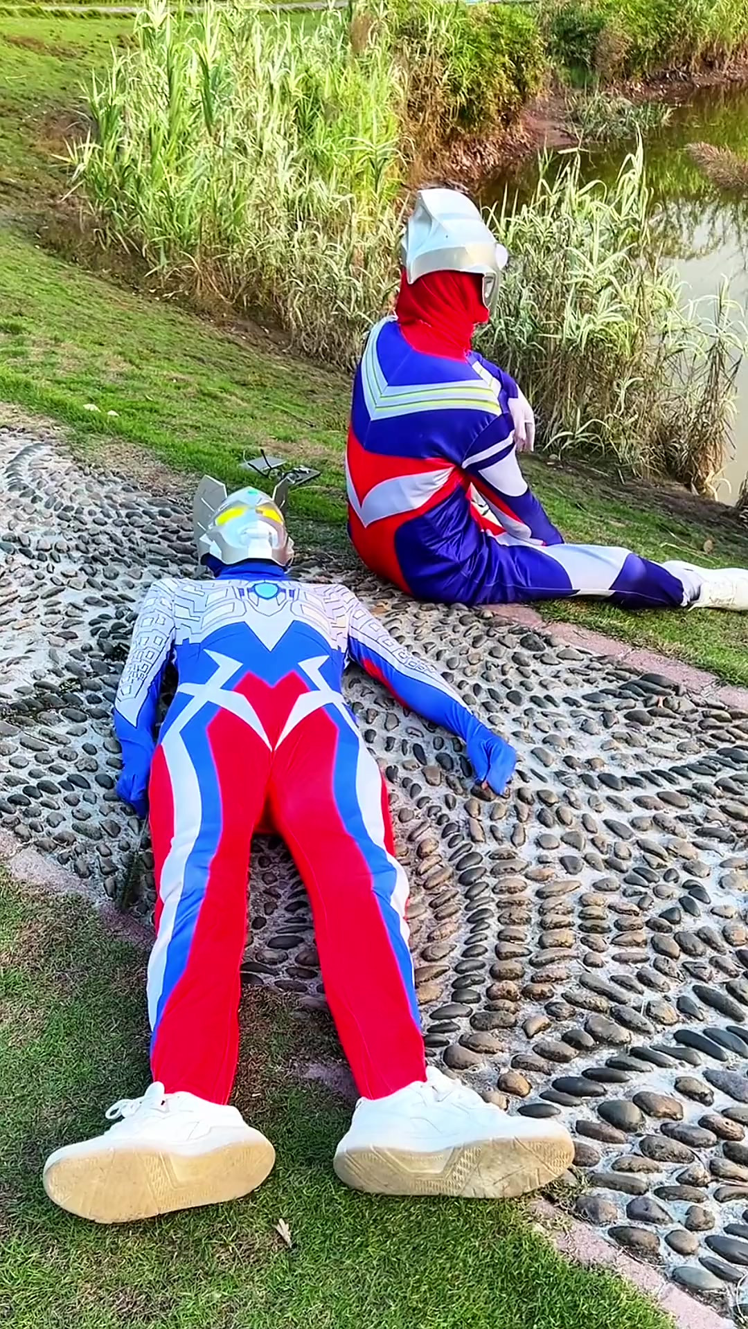 迪迦奥特曼脚被捆住(迪迦奥特曼脚被捆住视频)