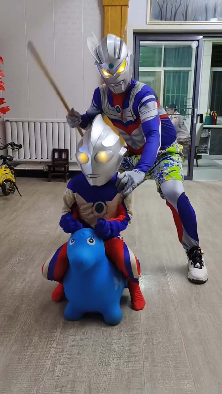 奥特曼大战小僵尸(奥特曼大战僵尸游戏)