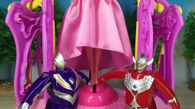 芭比和奥特曼的约会(奥特曼结婚小游戏4399)