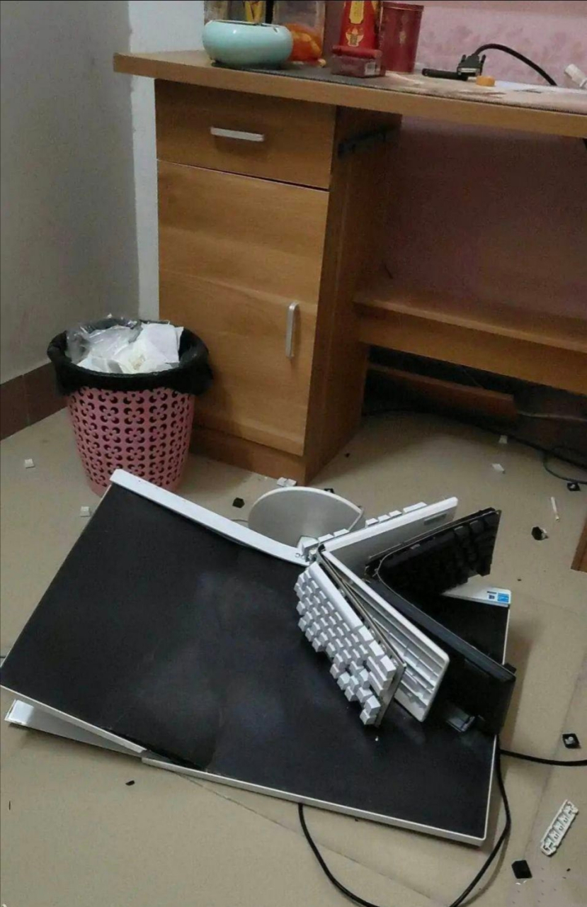 砸电脑小游戏攻略(那个砸电脑的人玩的是什么游戏)
